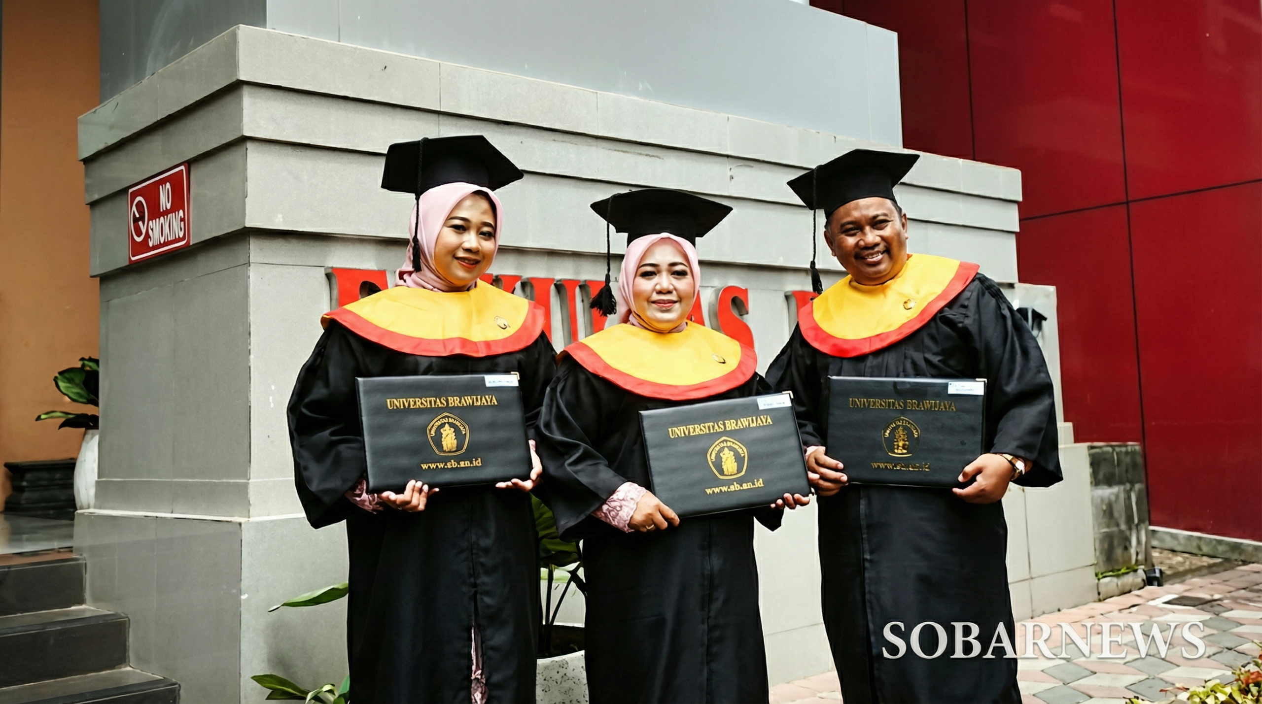 Unik, Sekeluarga Lulus dari Fakultas Hukum Universitas Brawijaya dan Wisuda Bareng